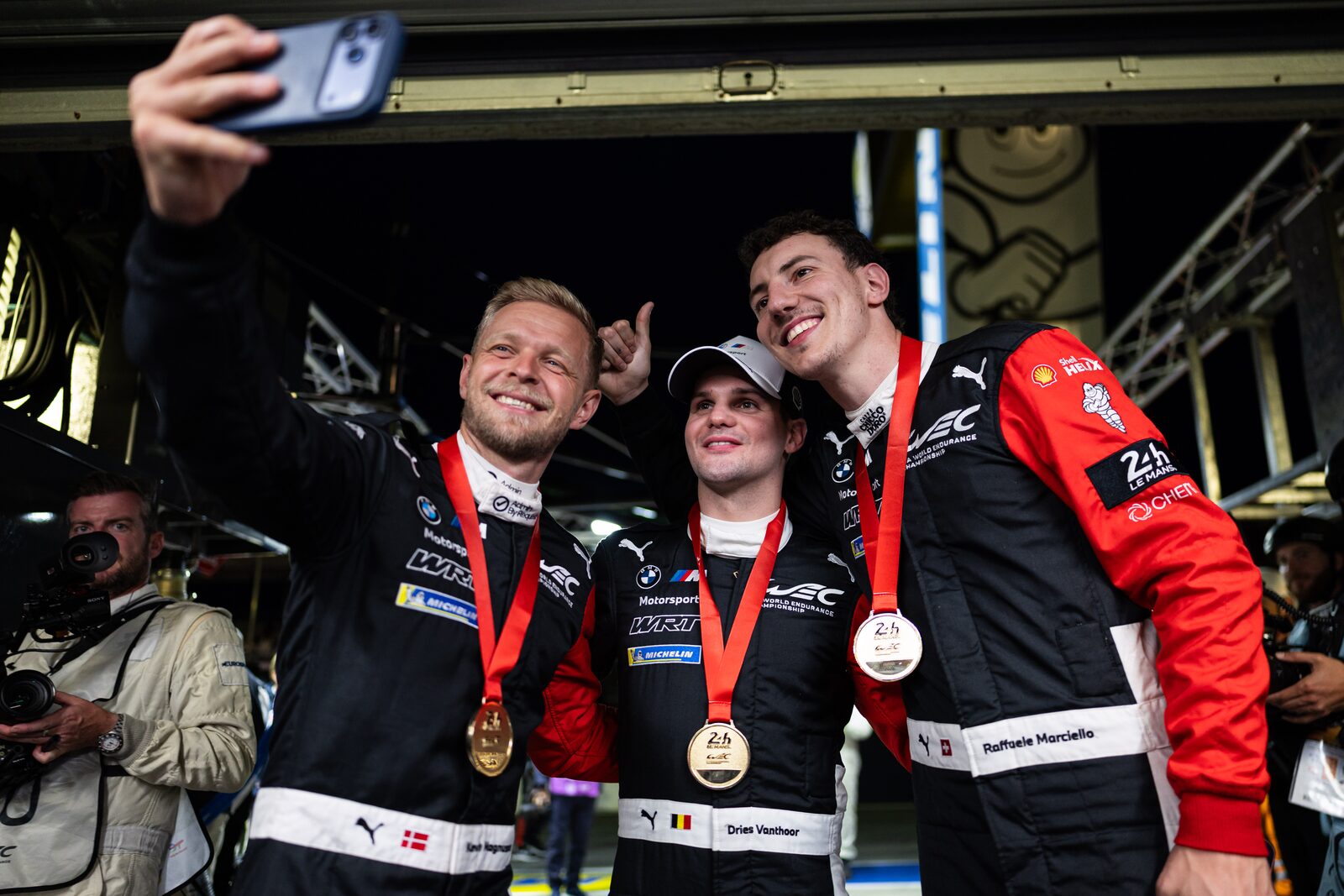Förarna i #15 BMW M Hybrid V8 firar pole position i Hyperpole på Le Mans 2026