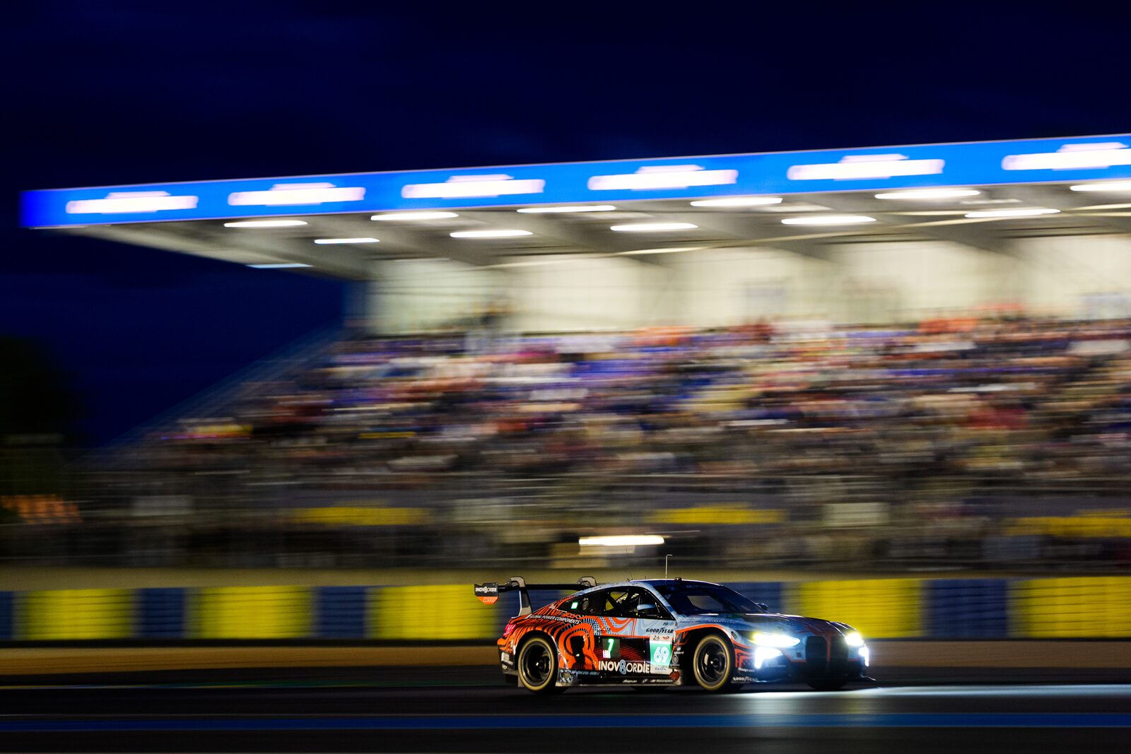 BMW M4 GT3 EVO i LMGT3-klassen på banan i skymning under Le Mans 2026