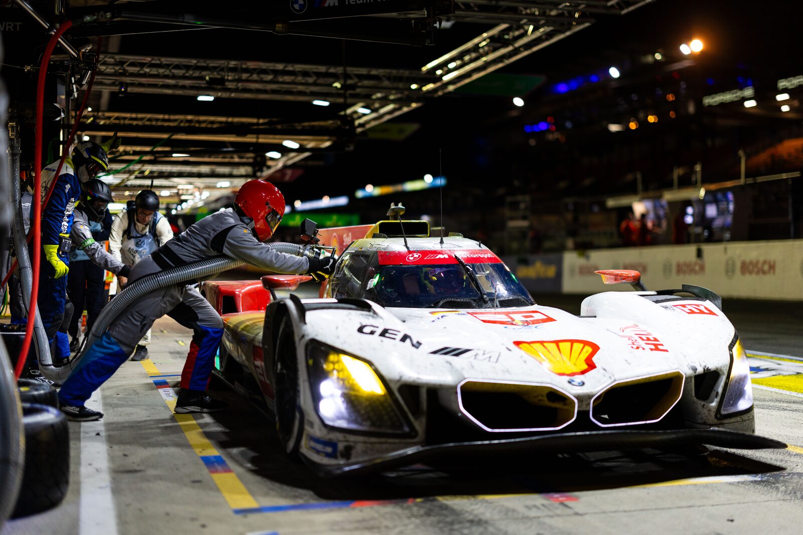 #20 Shell BMW M Hybrid V8 servas i depån under Le Mans-natten 2026