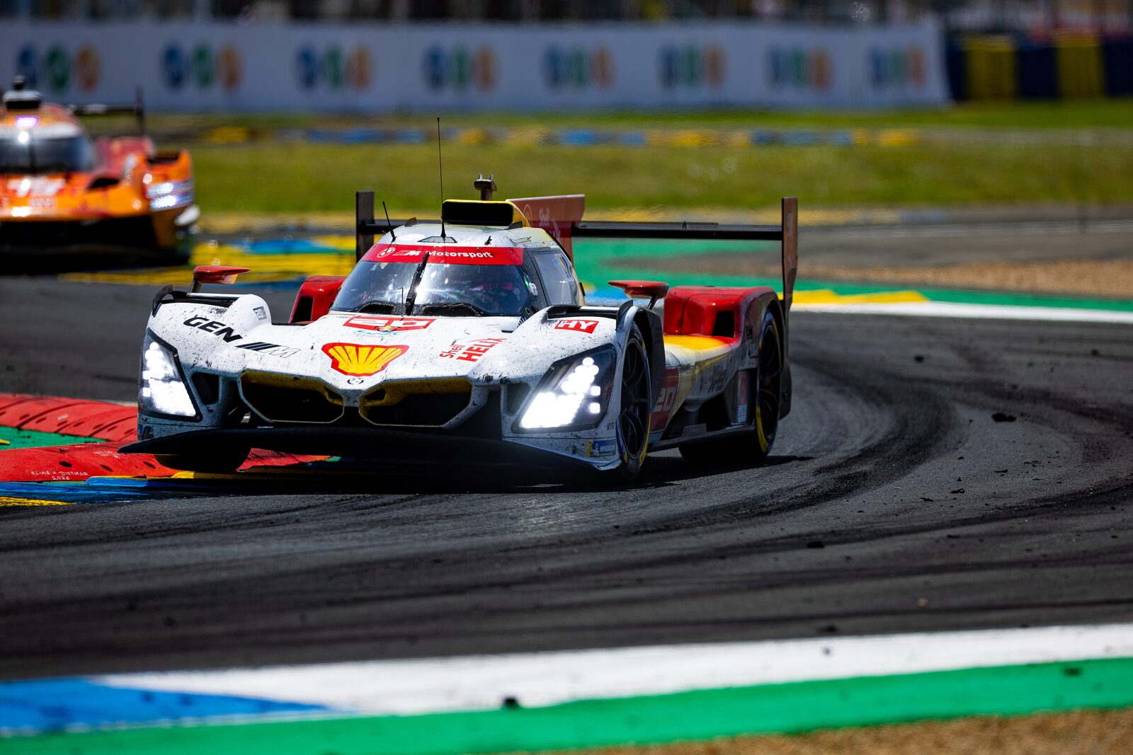 #20 Shell BMW M Hybrid V8 i kurvtagning i dagsljus under Le Mans 2026