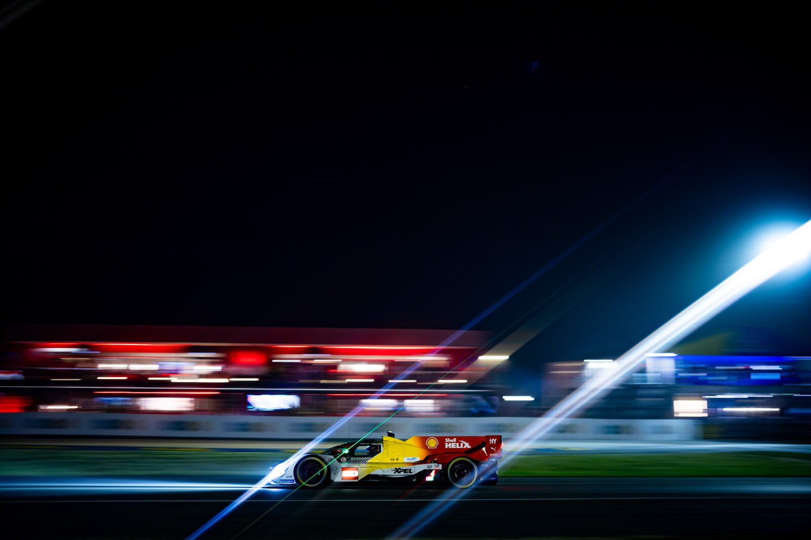 #20 BMW M Hybrid V8 i full fart genom Le Mans-natten med ljusstrimmor