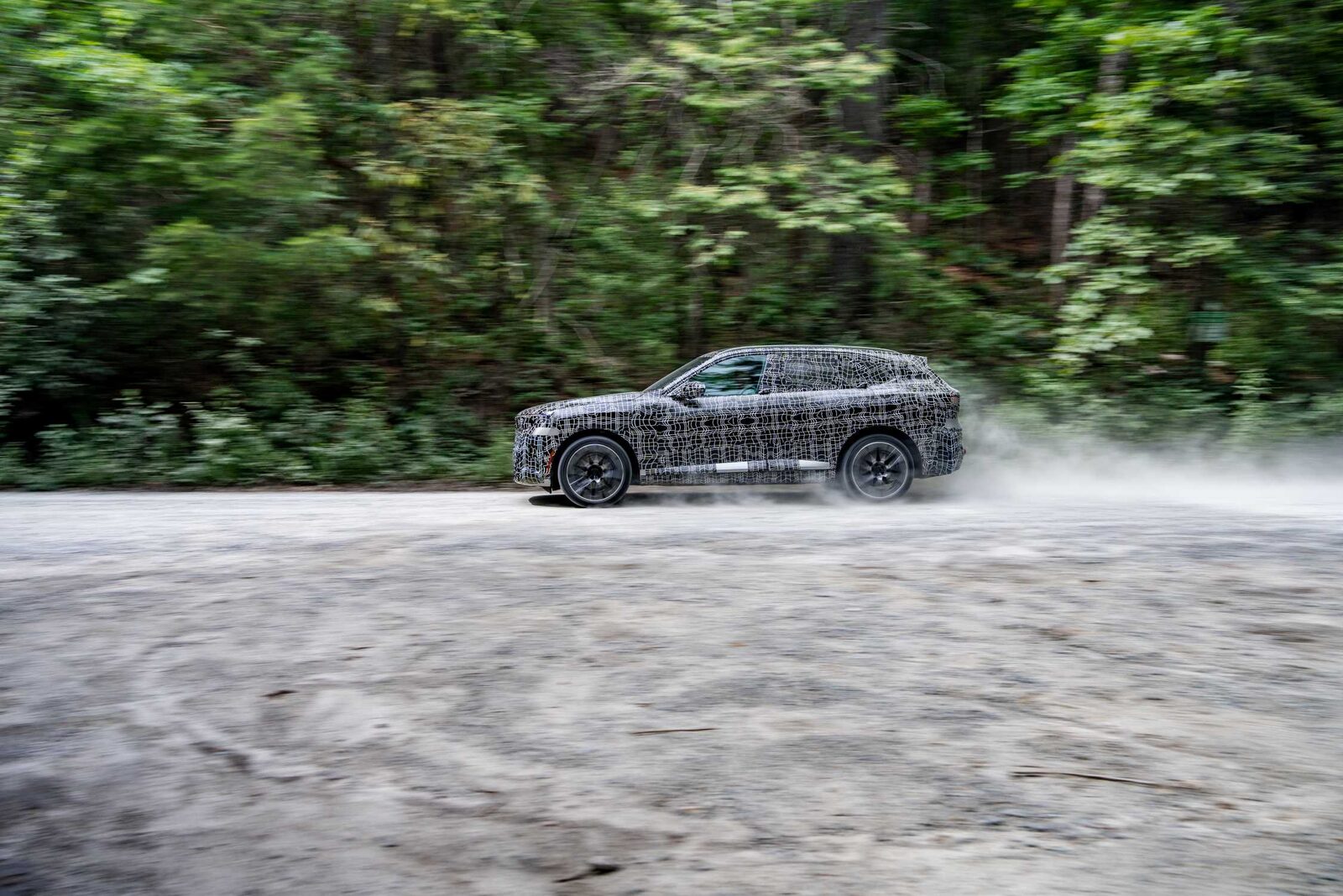 Bakparti på kamouflerad BMW iX5-prototyp