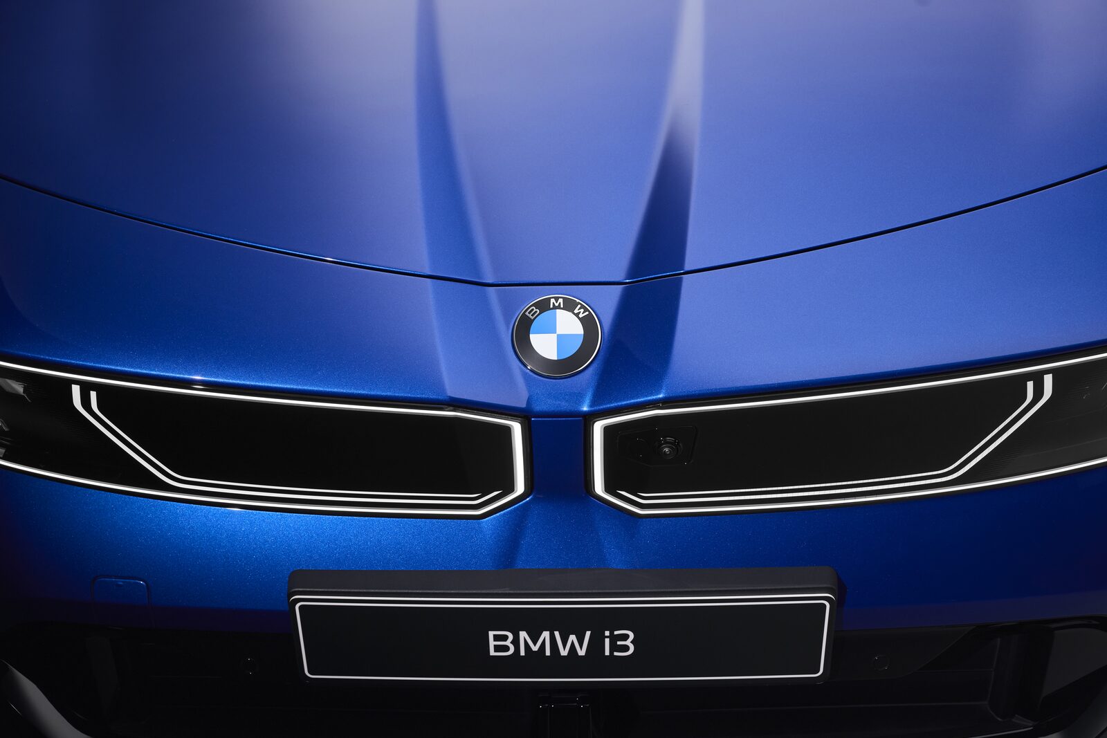 Närbild på den nya BMW i3:s upplysta njurar och i3-emblem i blått