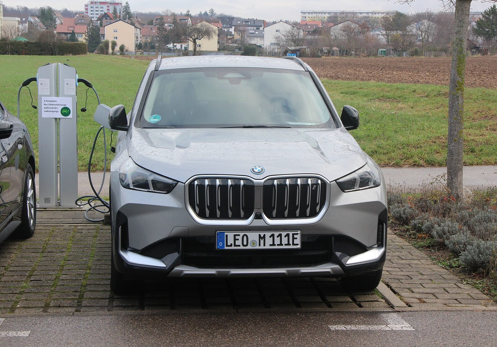 BMW iX1 vid en laddstation — instegsmodellen i BMW:s elbilsutbud
