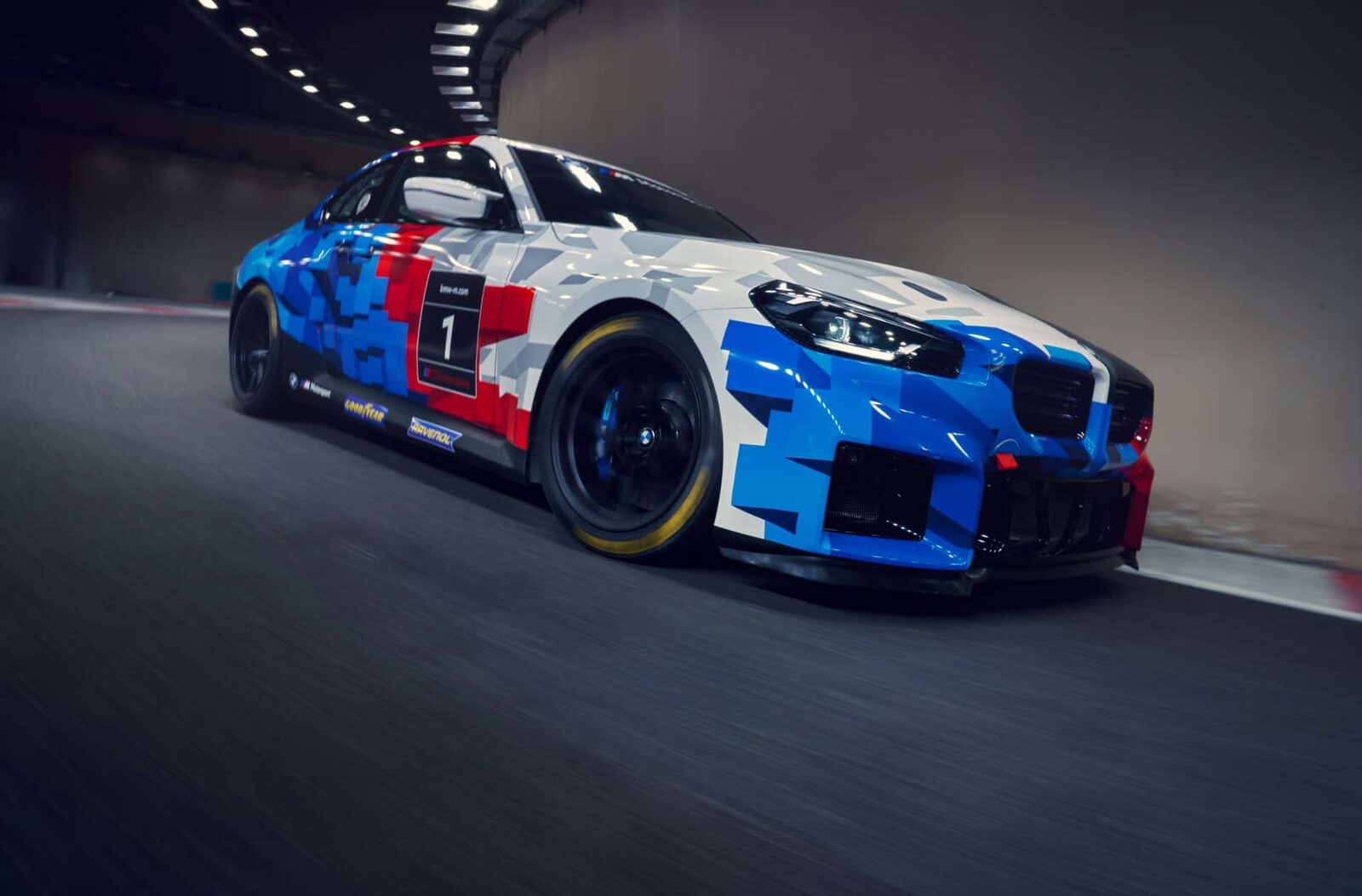 BMW M2 Racing i M Motorsport-dekor på banan