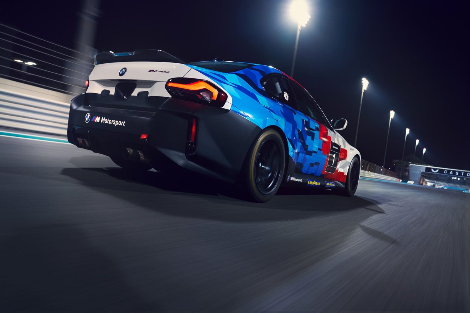 BMW M2 Racing i fart bakifrån under strålkastarljus