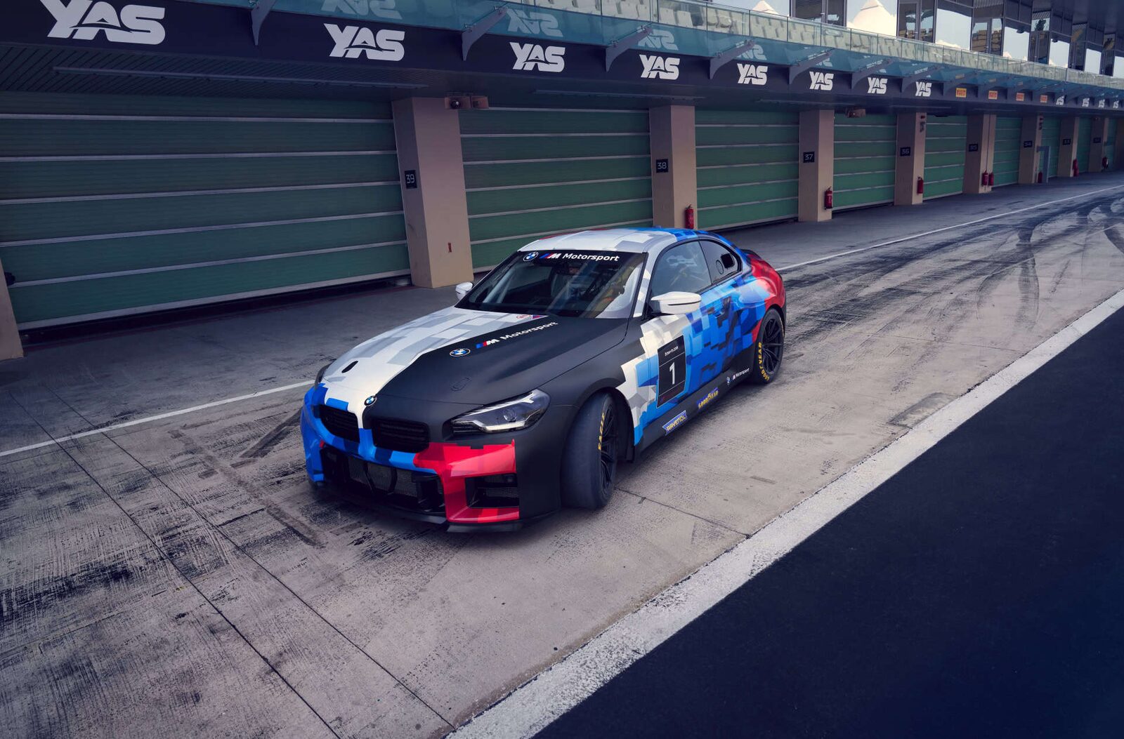 BMW M2 Racing i depån vid Yas Marina