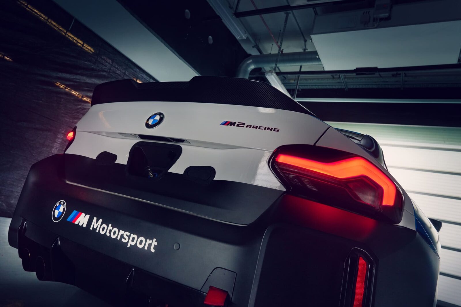 Detalj av BMW M2 Racing med bakvinge och M2 Racing-emblem