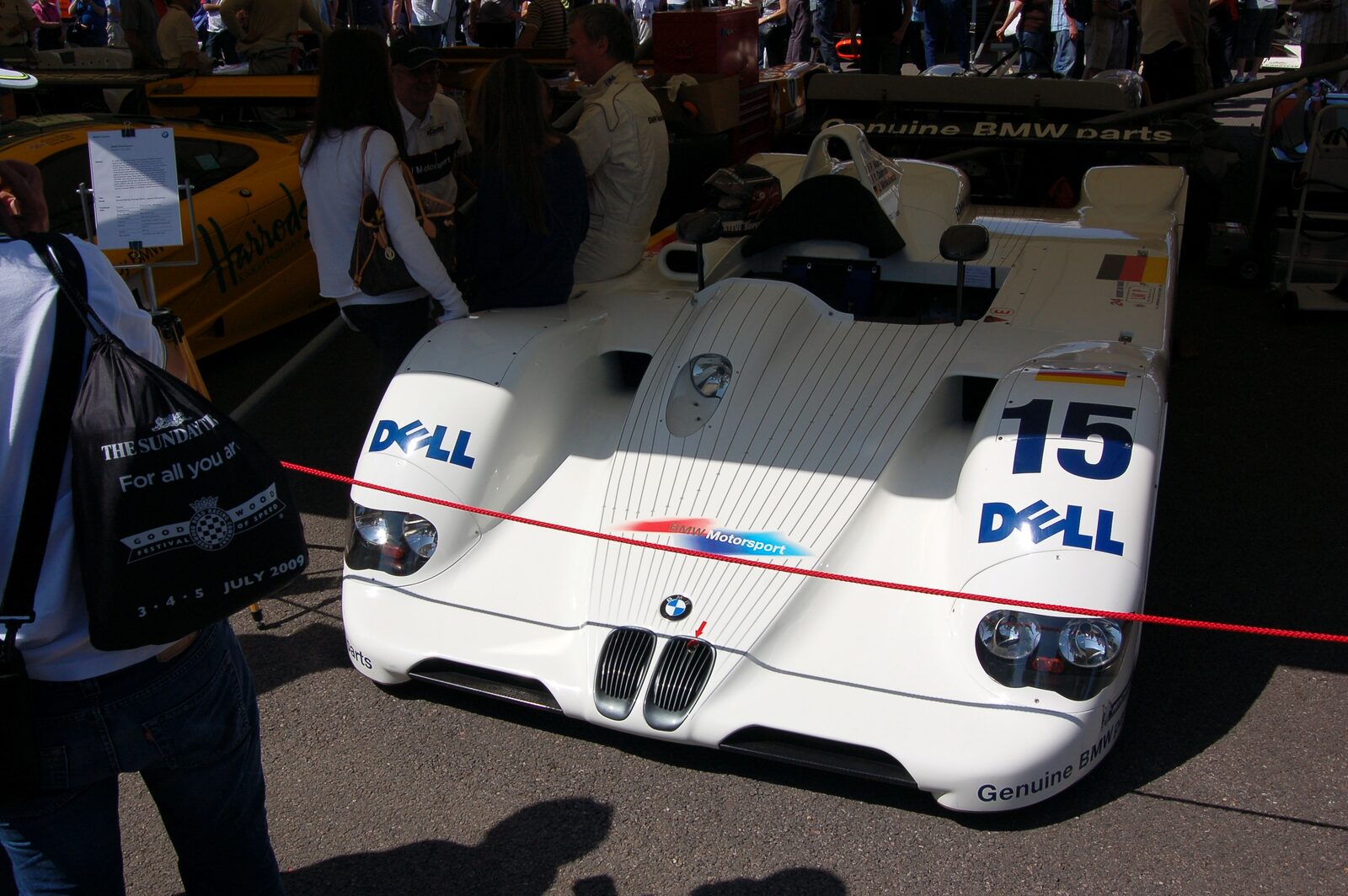BMW V12 LMR, öppen vit-blå-lila prototyp med startnummer 15, uppställd på gräset vid Goodwood