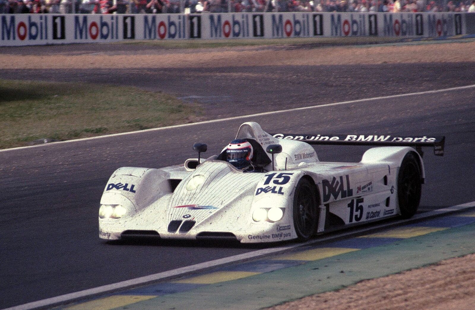 Den vinnande BMW V12 LMR med startnummer 15 i fart under Le Mans 1999, på väg mot Dunlop-bron