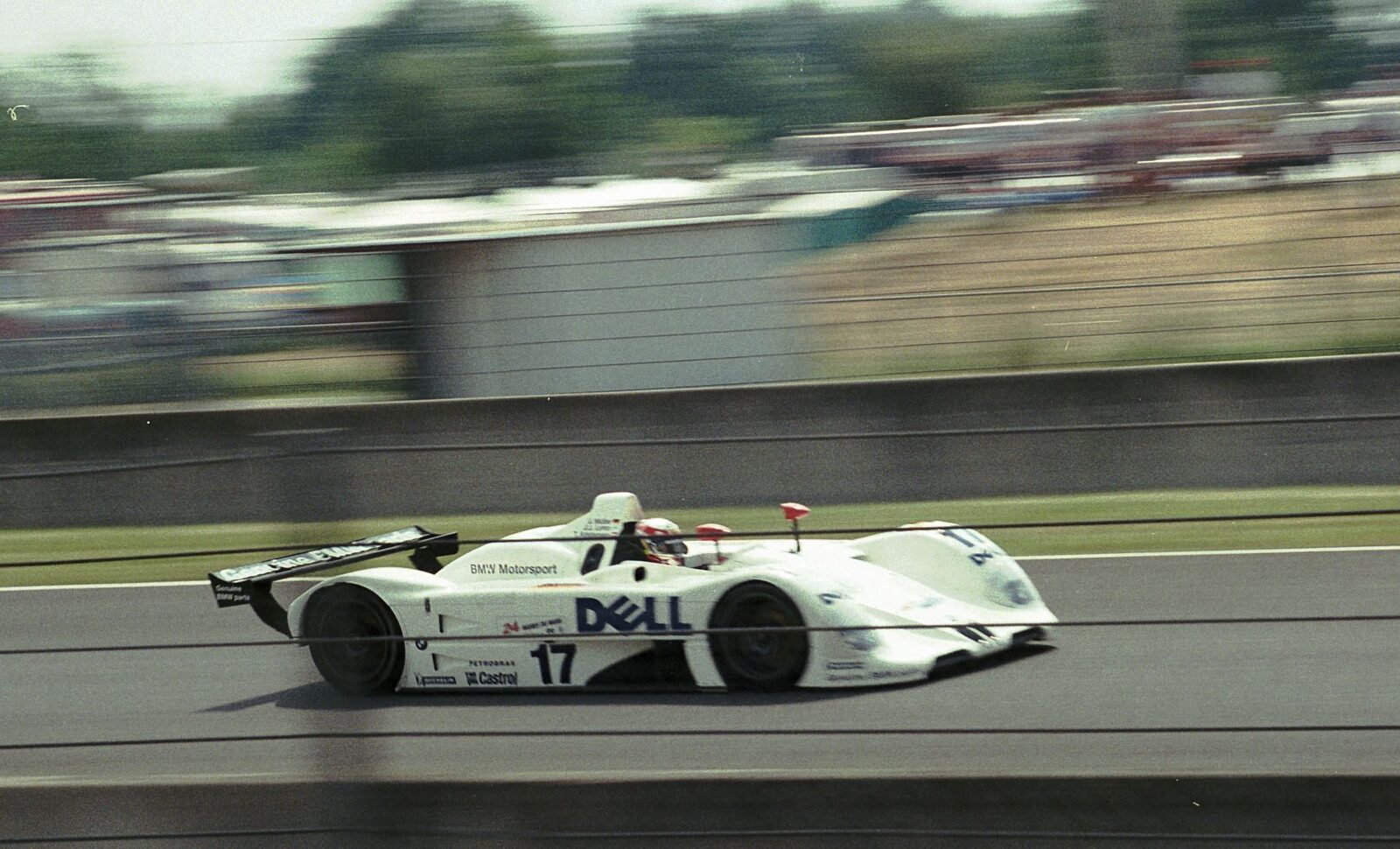 BMW V12 LMR med startnummer 17, körd av Kristensen, Lehto och Müller, i fart under Le Mans 1999