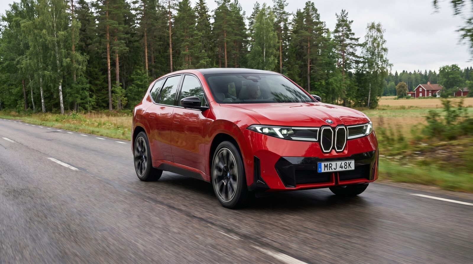 BMW iX3 Neue Klasse på en svensk landsväg, bilen som är först ut med Heart of Joy-centraldatorn