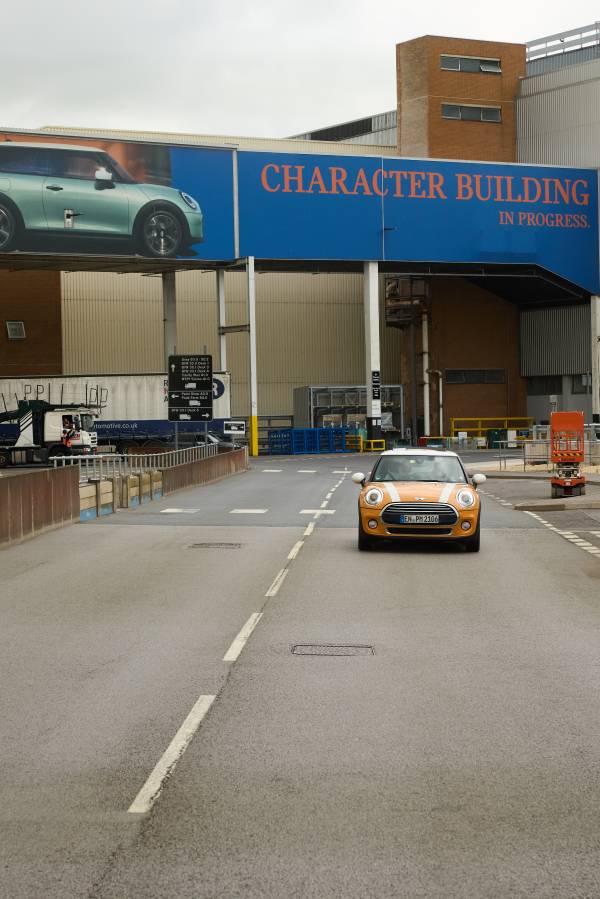 MINI Cooper D framför fabriksskylten Character Building in Progress vid Plant Oxford