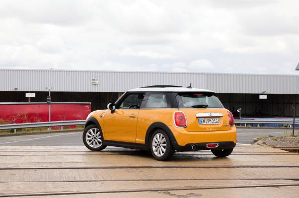 Orange MINI Cooper D fotograferad bakifrån utanför fabriken i Oxford