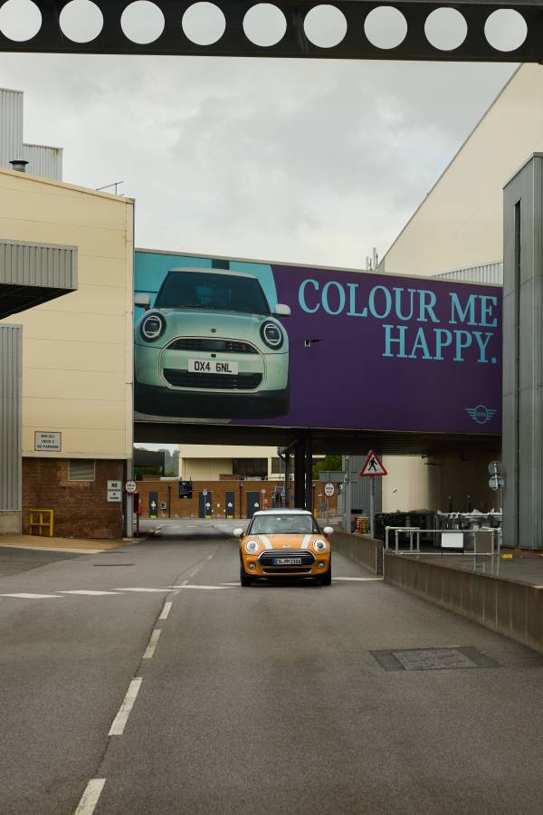 MINI Cooper D under reklamskylten Colour Me Happy vid infarten till Plant Oxford