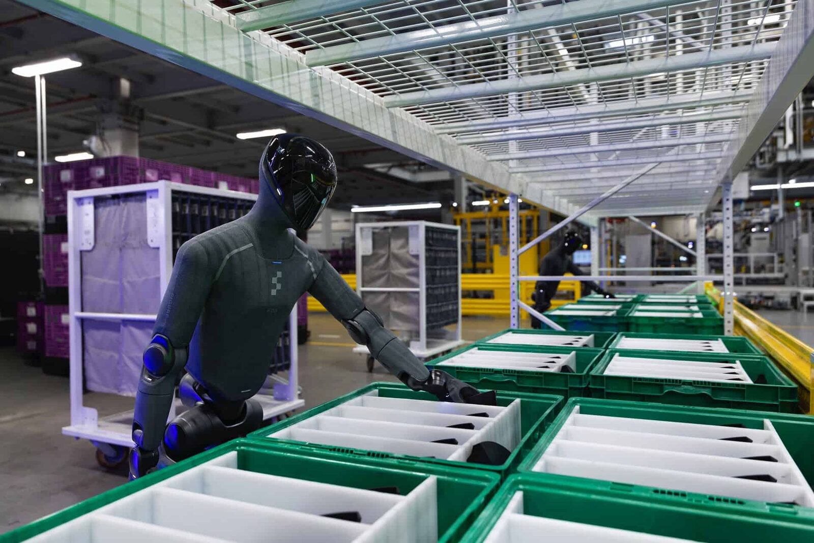 Humanoid robot Figure 03 sorterar bildelar i gröna lådor i BMW:s fabrik i Spartanburg