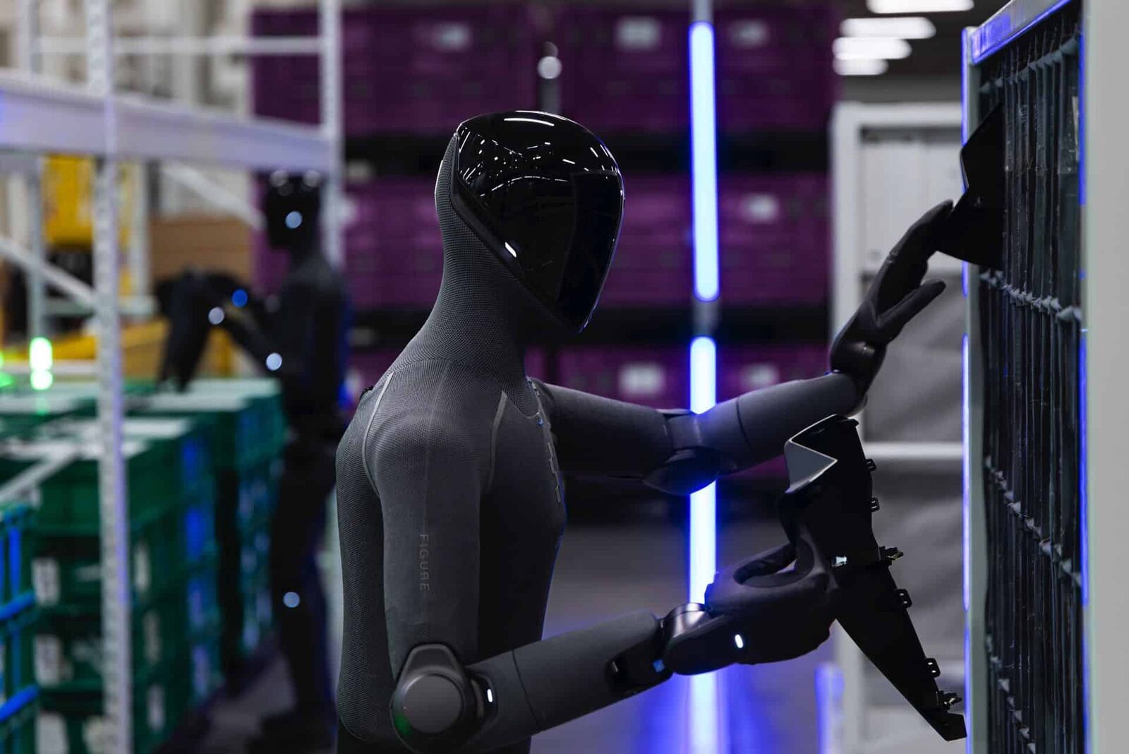 Två Figure-robotar arbetar vid ett delställage i BMW-fabriken