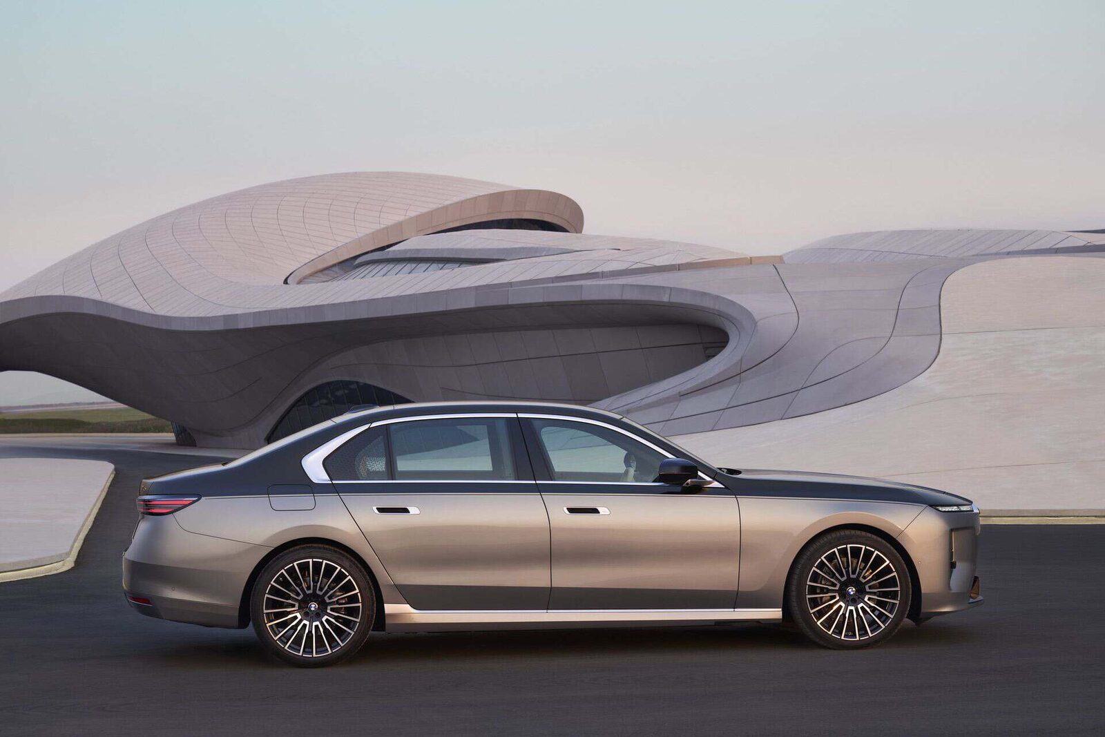 Nya BMW 7-serien i sidoprofil framf&ouml;r en modernistisk byggnad