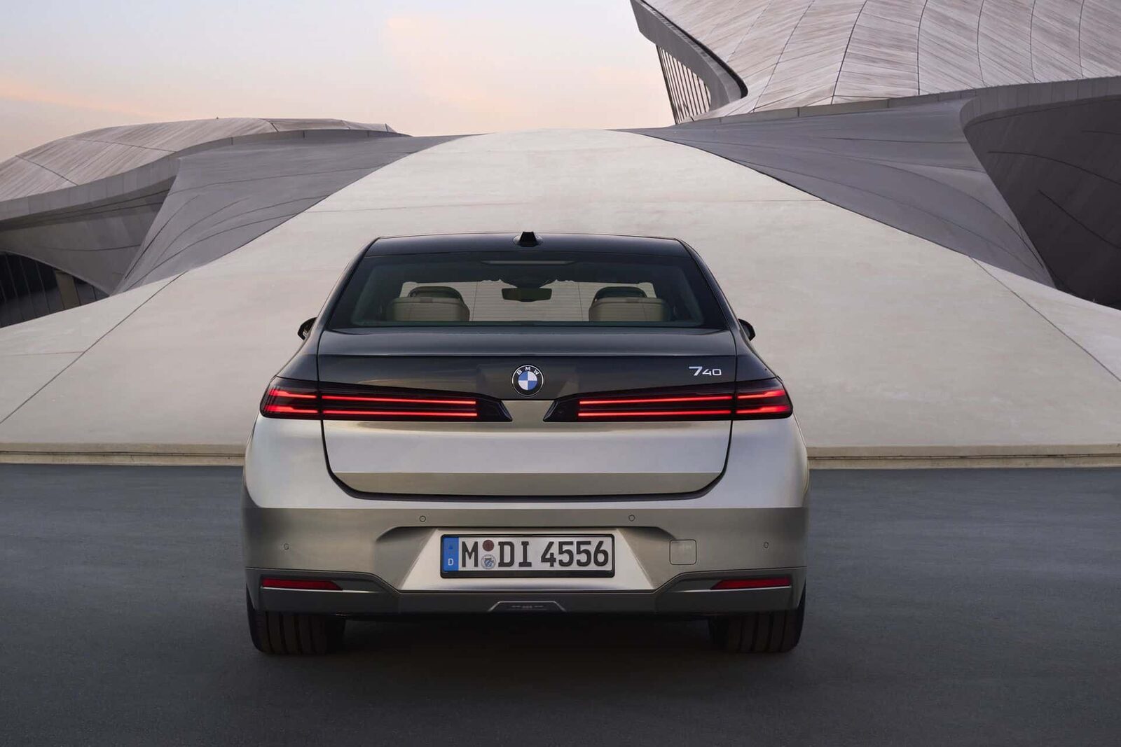 Nya BMW 740 bakifr&aring;n med genomg&aring;ende ljuslist