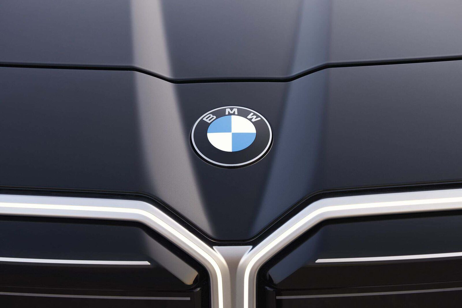 Upplyst njurgrill p&aring; nya BMW 7-serien