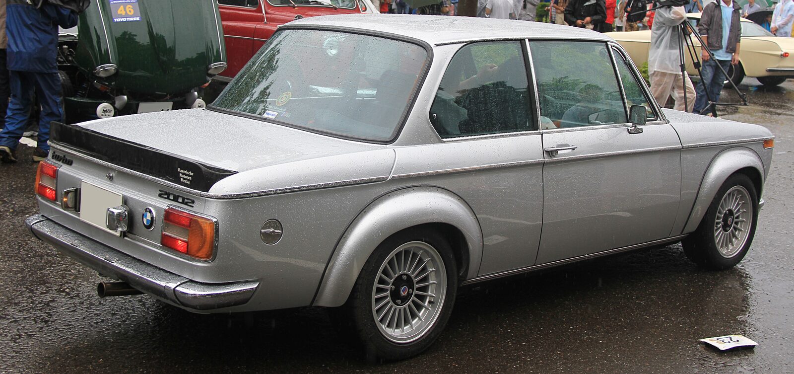 BMW 2002 turbo snett bakifrån med bakspoiler, breddade bakskärmar och turbo-emblem