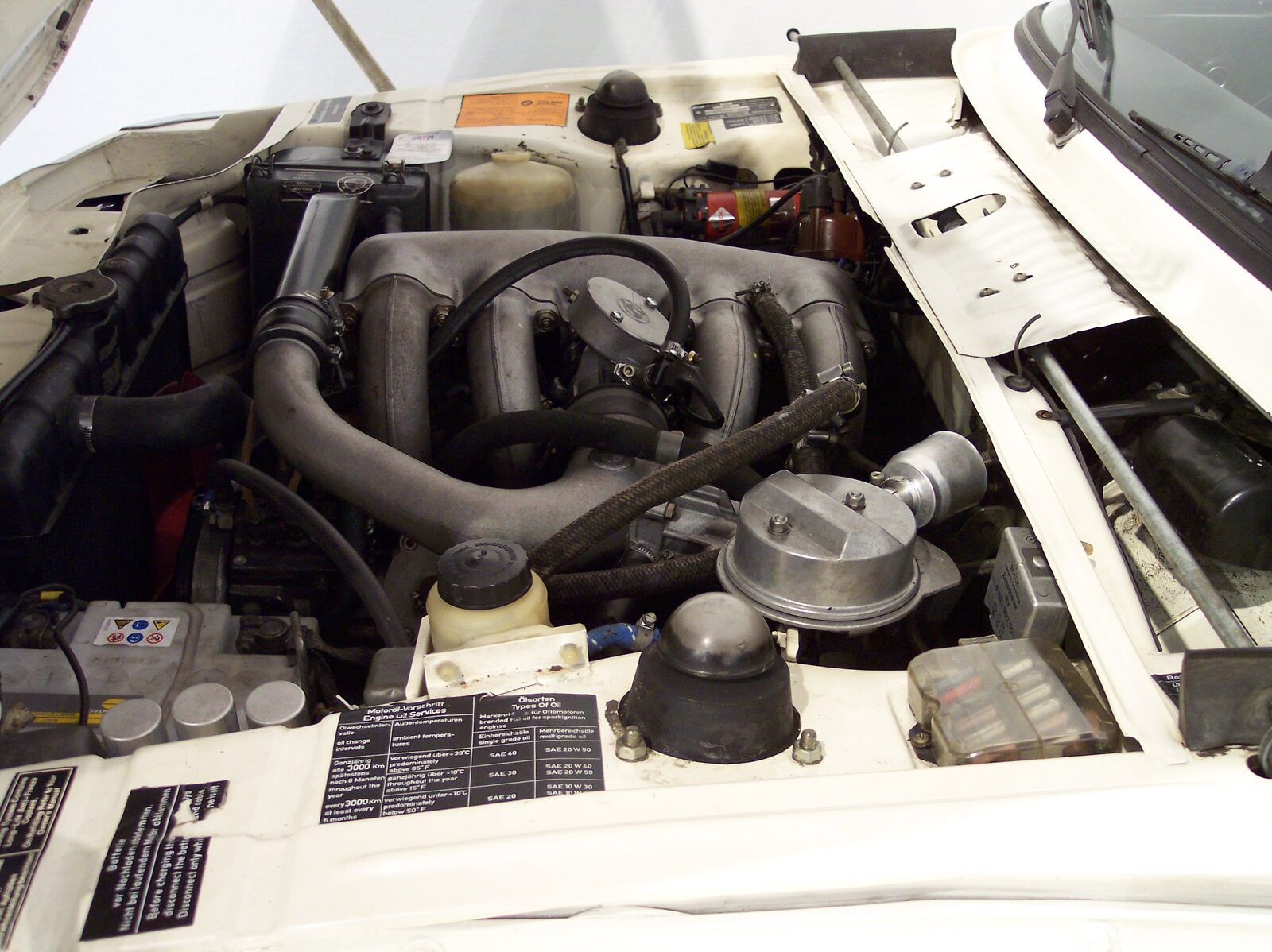 Motorrummet i en BMW 2002 turbo med M10-fyran och KKK-turbon
