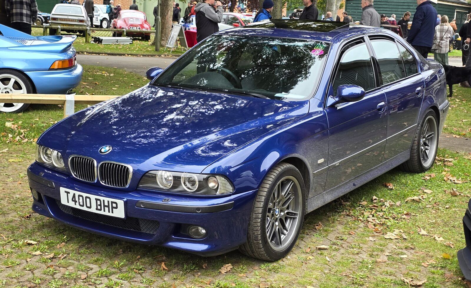 Blå BMW M5 E39 fotograferad snett framifrån