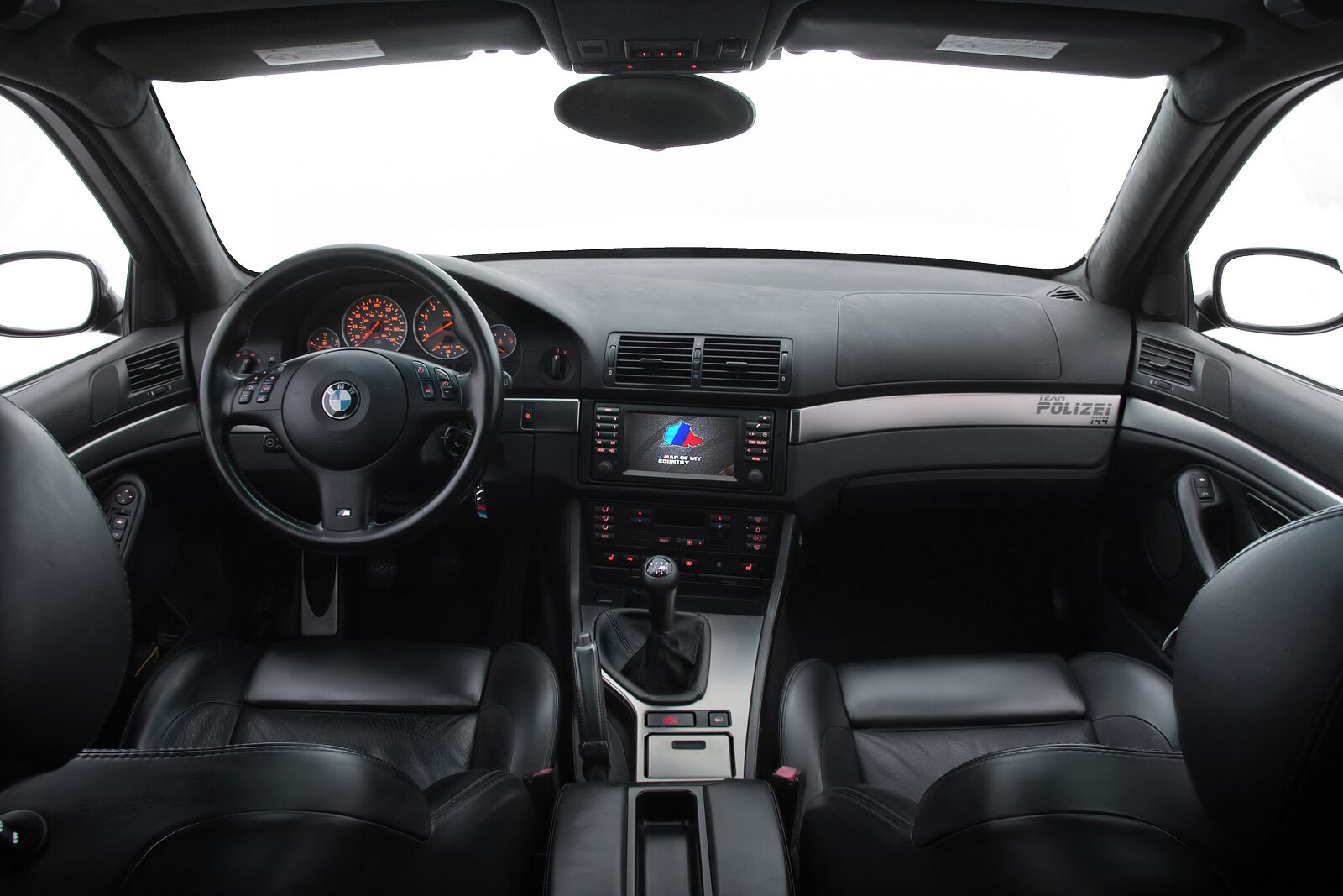 Förarplatsen i en BMW M5 E39