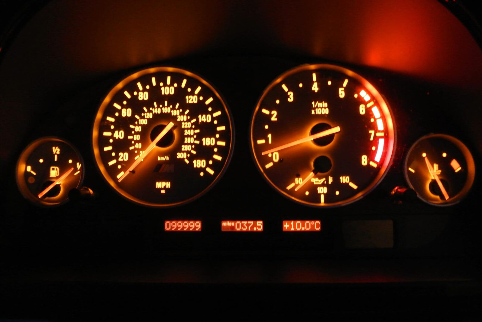 Instrumenteringen i en BMW M5 E39 med hastighetsmätare till 300