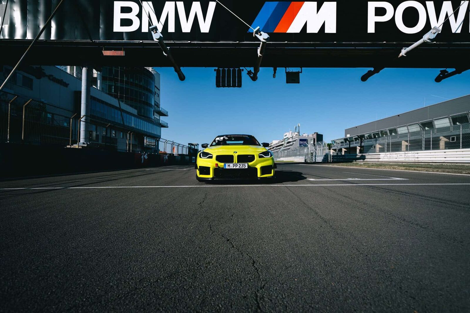 BMW M2 med Track Kit står stilla under BMW M Power-portalen på Nürburgrings depåraka