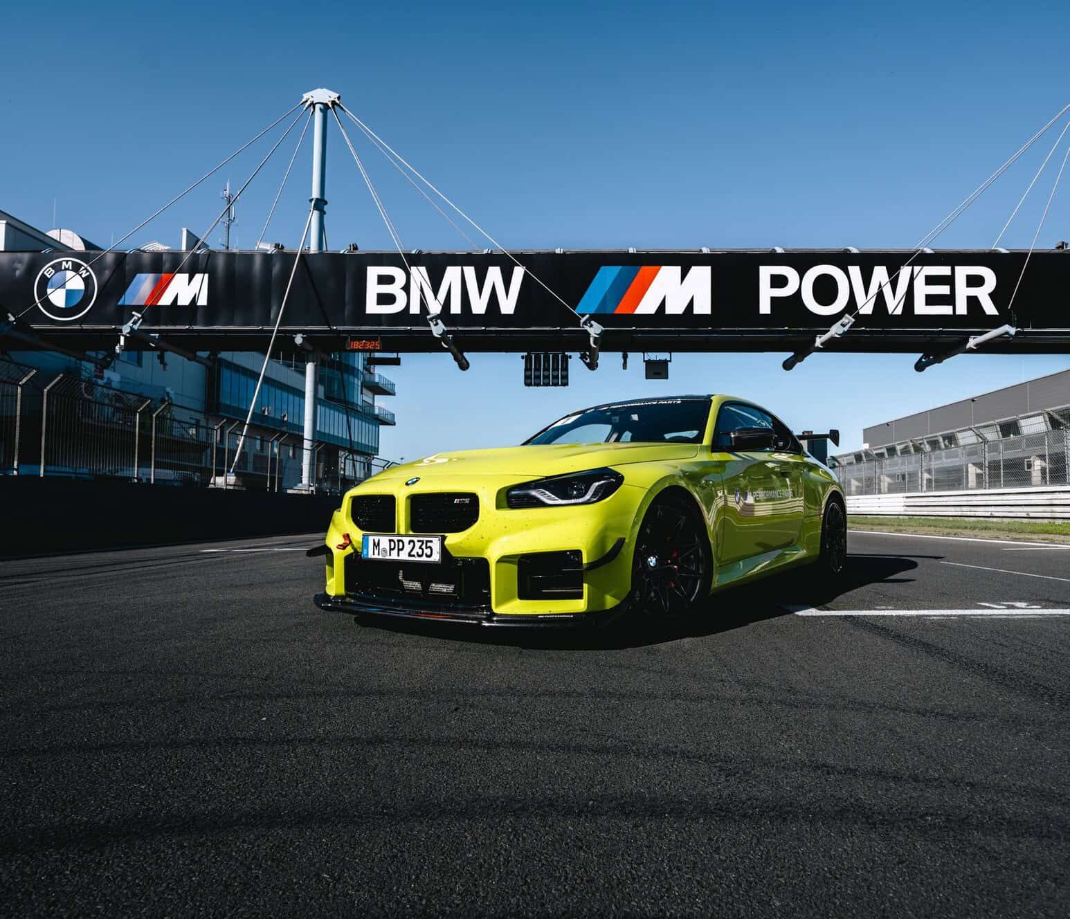 BMW M2 i trekvartsvy med justerbar frontsplitter och M Performance Parts-dekor