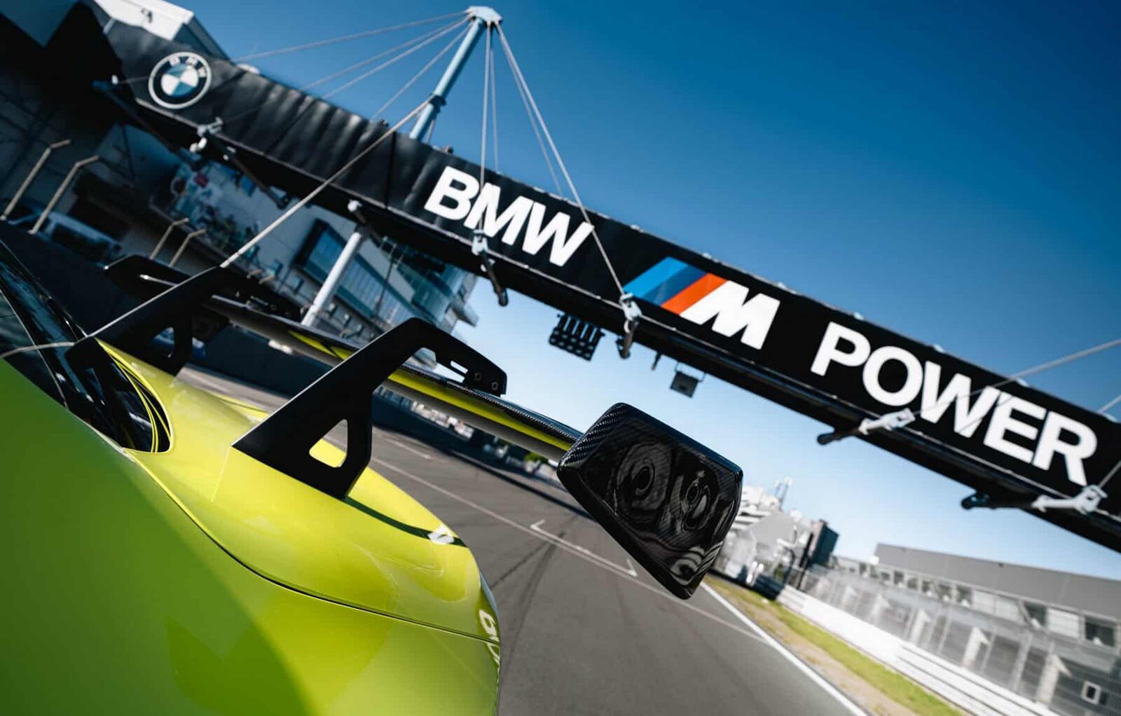 Närbild på den svanhalsmonterade kolfibervingen på BMW M2 Track Kit