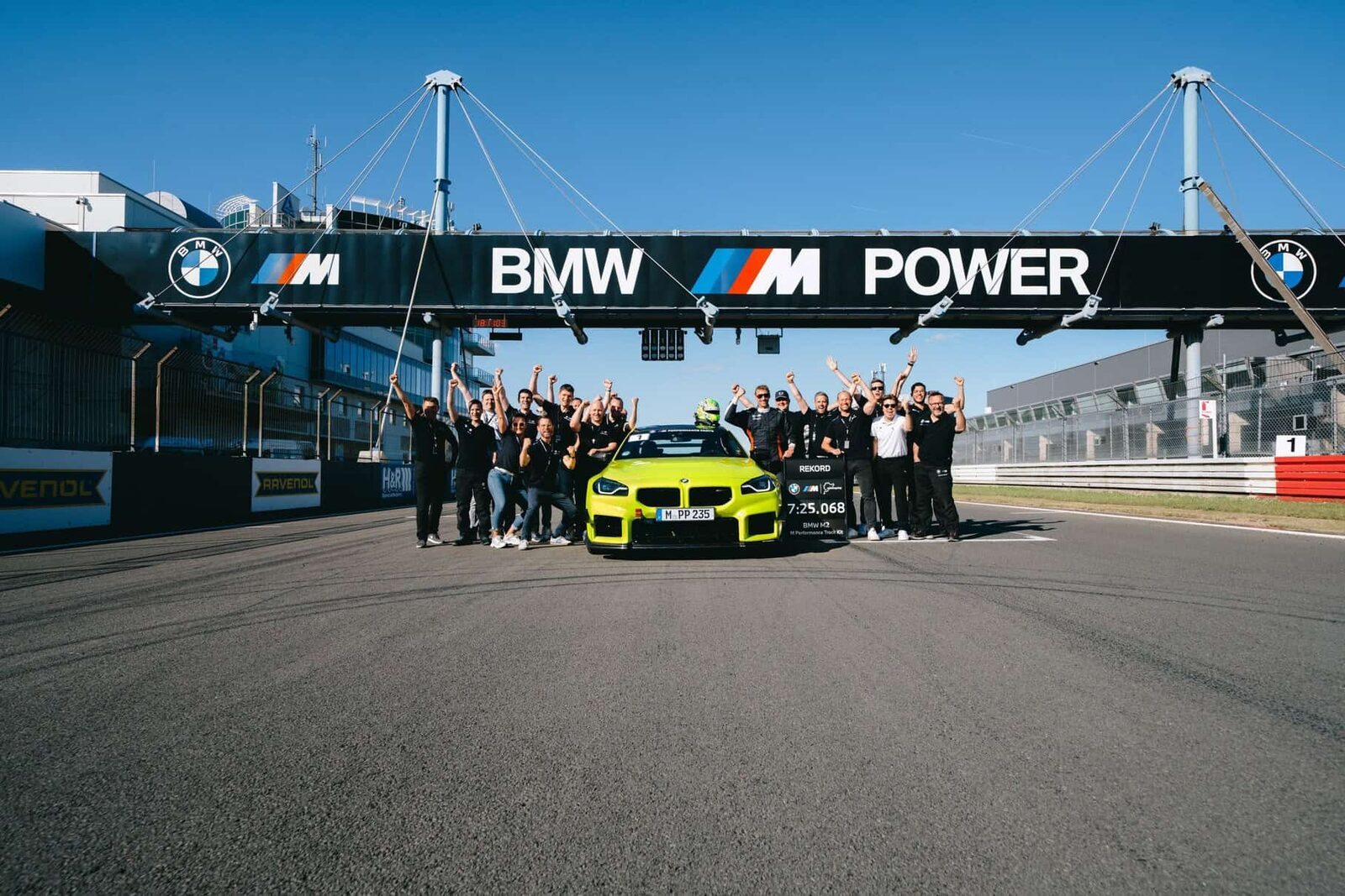 BMW M-teamet jublar kring M2:an med rekordskylten 7:25.068