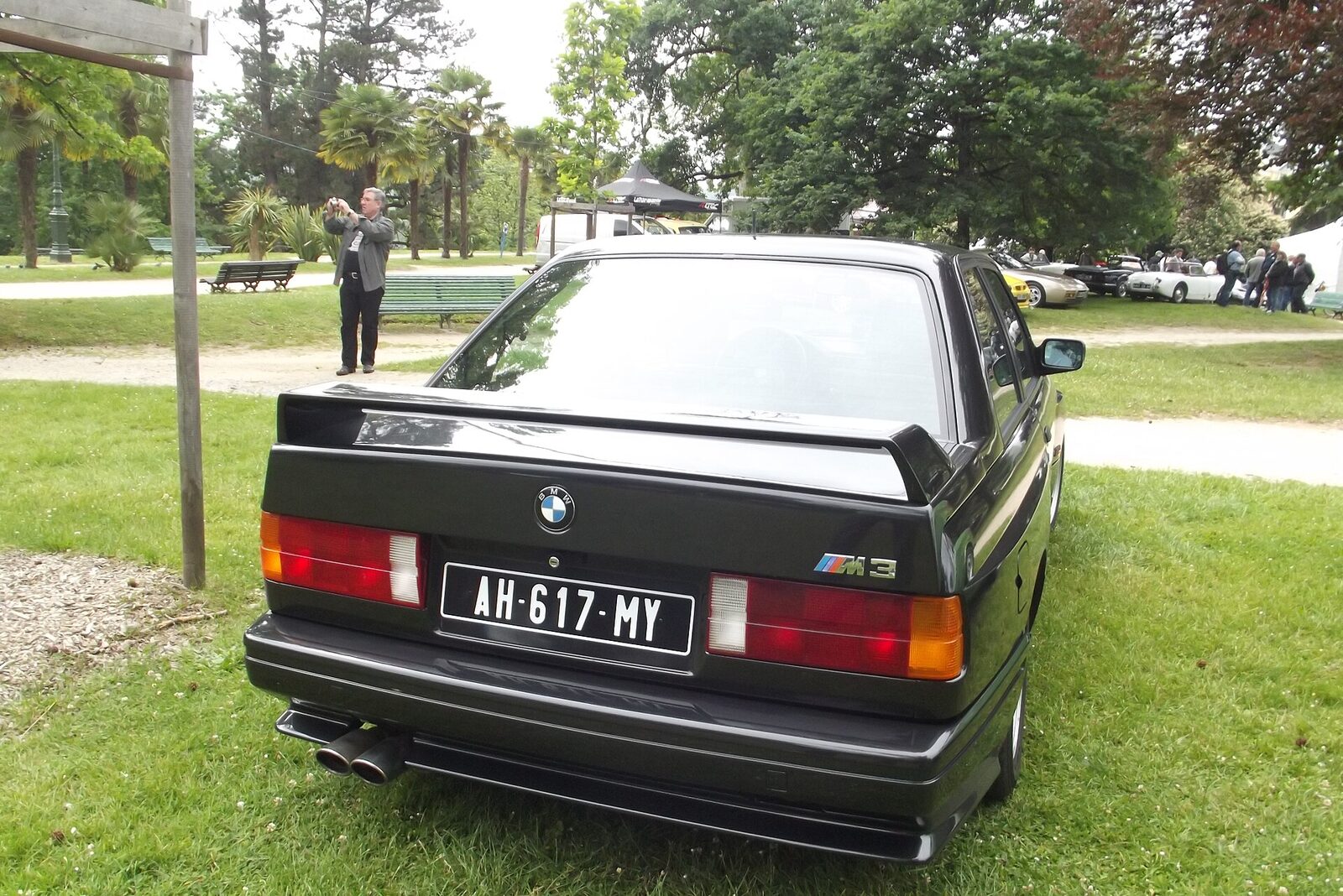 Svart BMW M3 E30 med den ikoniska bakvingen