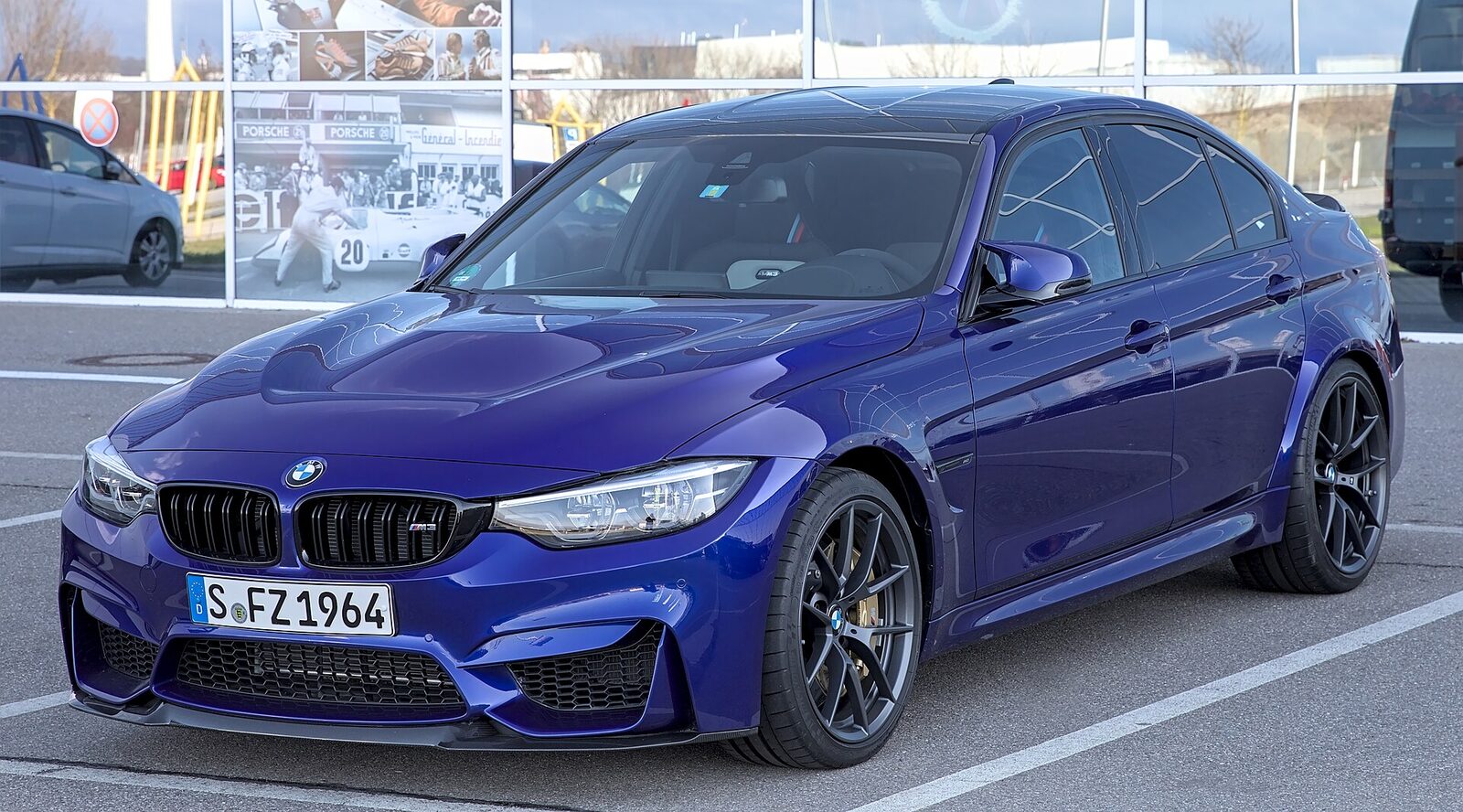Blå BMW M3 CS (F80) i trekvartsvy framifrån