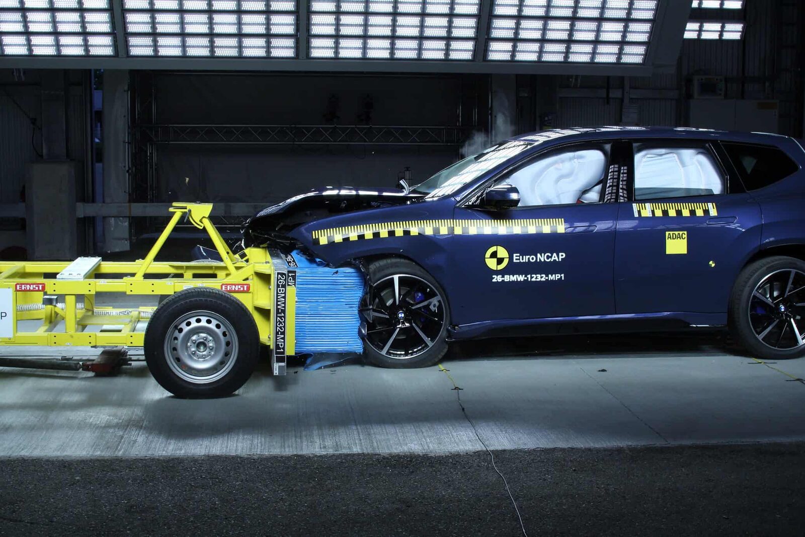 BMW iX3 i Euro NCAP:s frontalkrocktest mot rörlig barriär