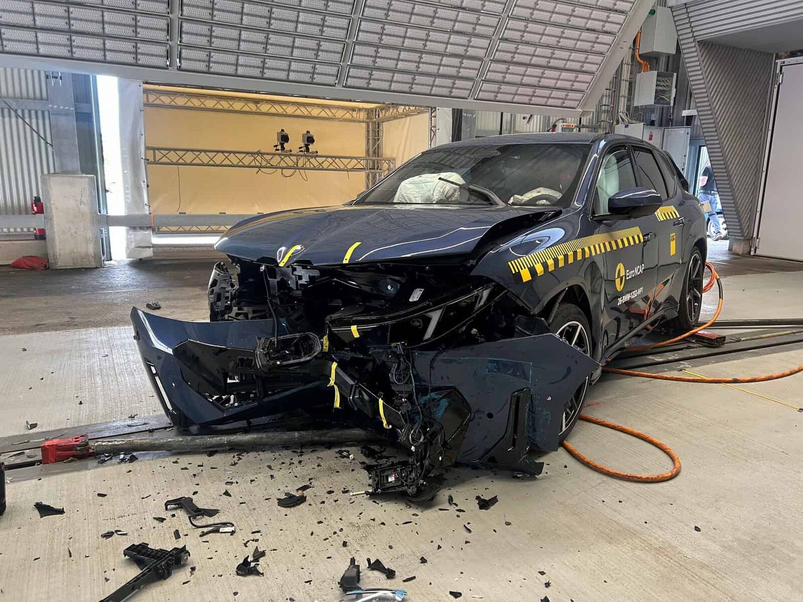 BMW iX3 efter frontalkrocken, med bortslitet stötfångarskal