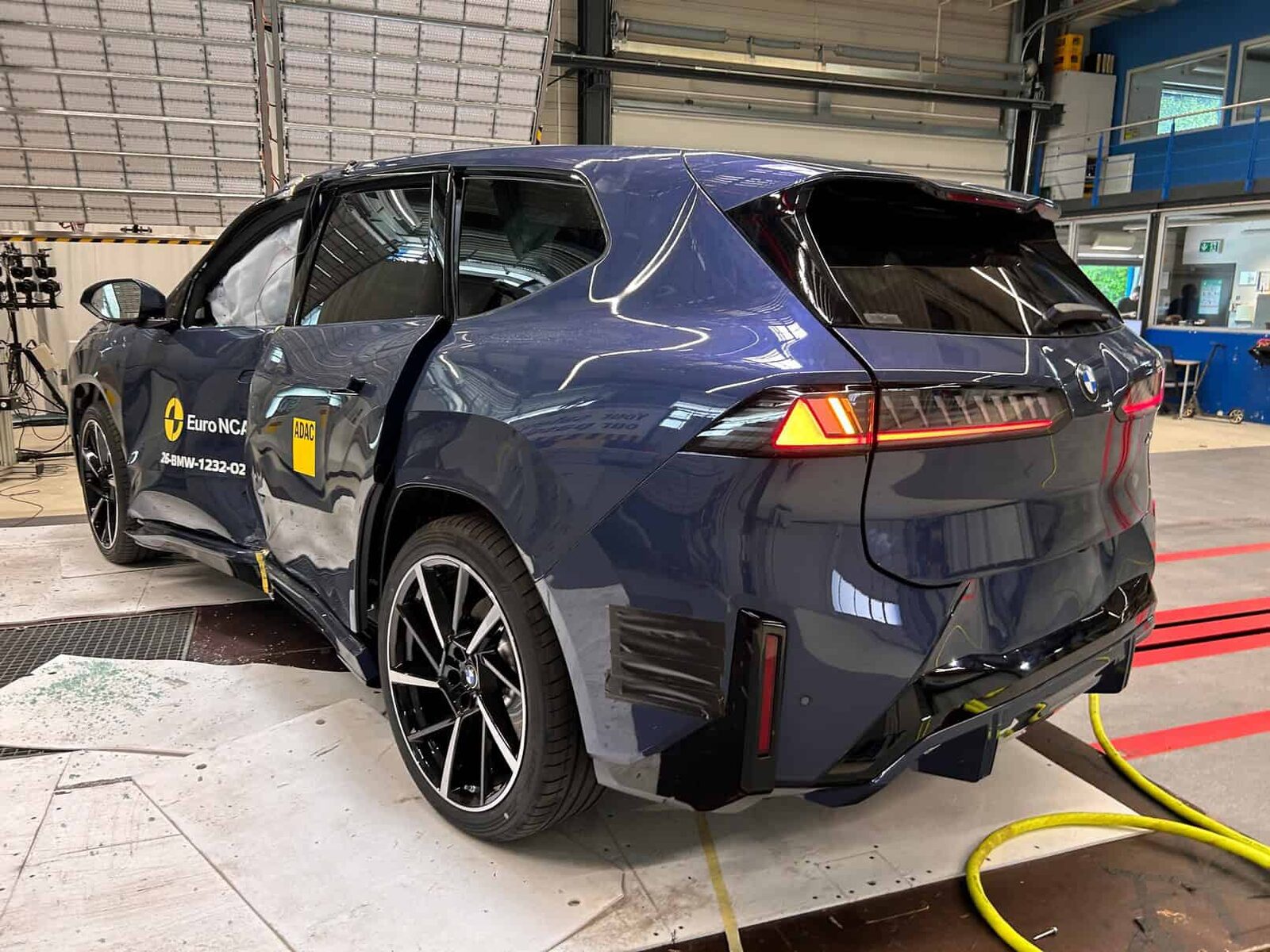 BMW iX3 sedd bakifrån efter sidokrocktest mot stolpe