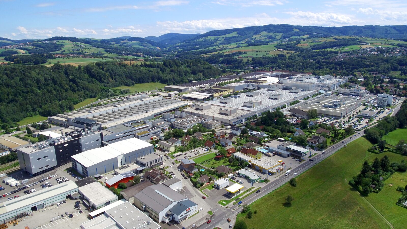 BMW:s motorfabrik i Steyr, Österrike, sedd från luften