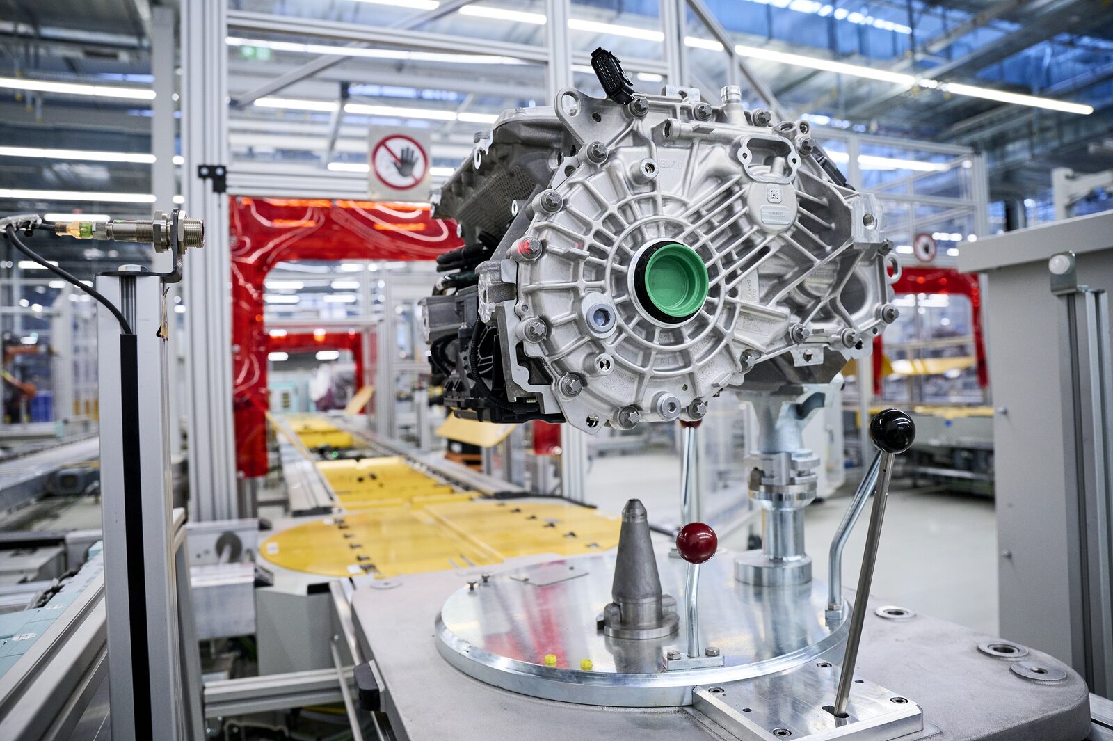 BMW:s högintegrerade elektriska drivenhet på monteringslinjen