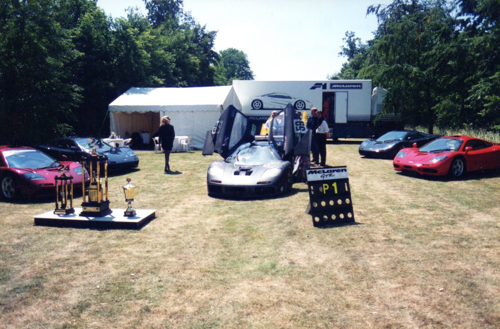 1995 års Le Mans-vinnande McLaren F1 GTR med BMW V12, utställd på Goodwood Festival of Speed