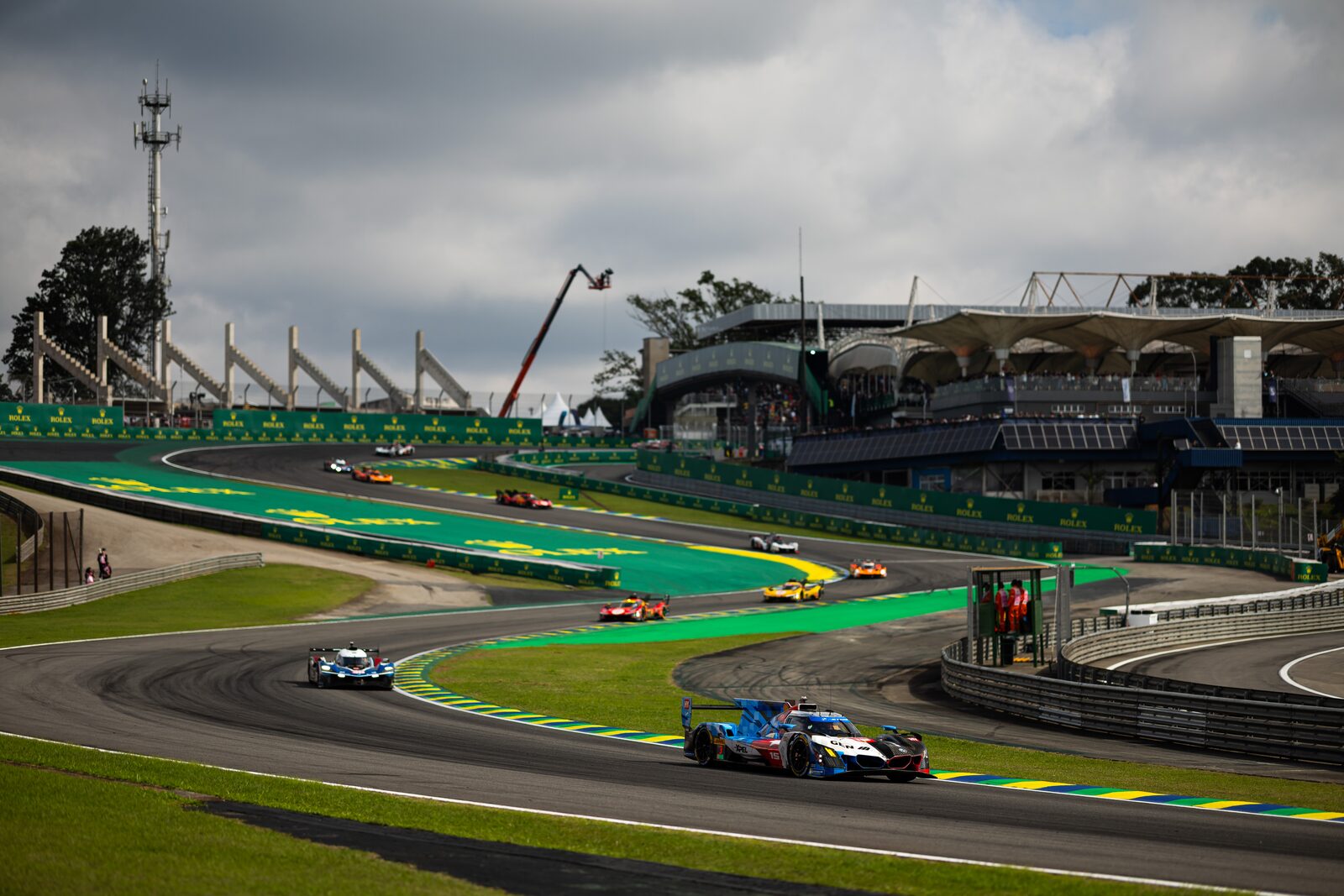 #15 BMW M Hybrid V8 på banan under 6-timmarsloppet på Interlagos i São Paulo
