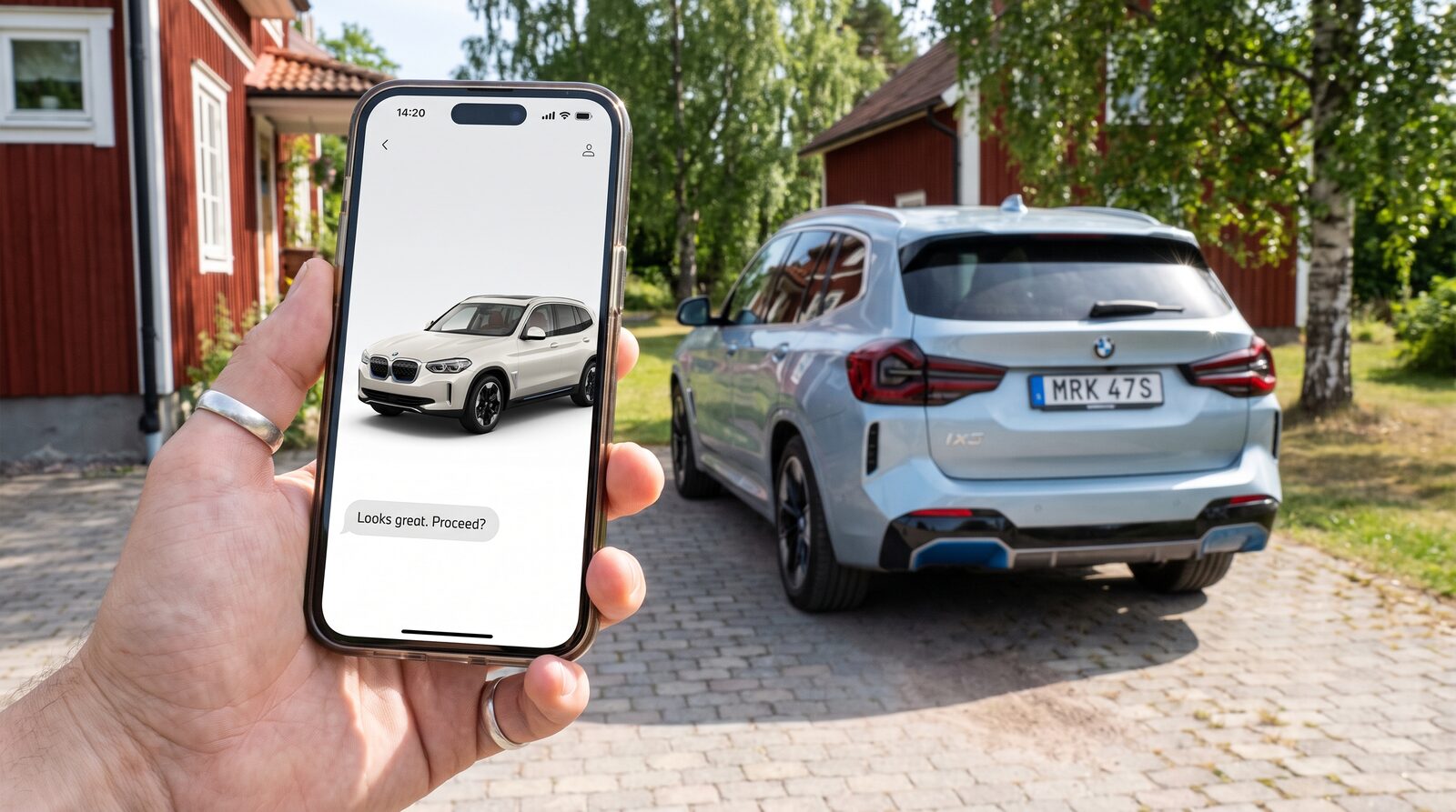 Hand som håller en smartphone där en BMW iX3 konfigureras i en chatt, med en riktig blå BMW iX3 på en svensk uppfart i bakgrunden