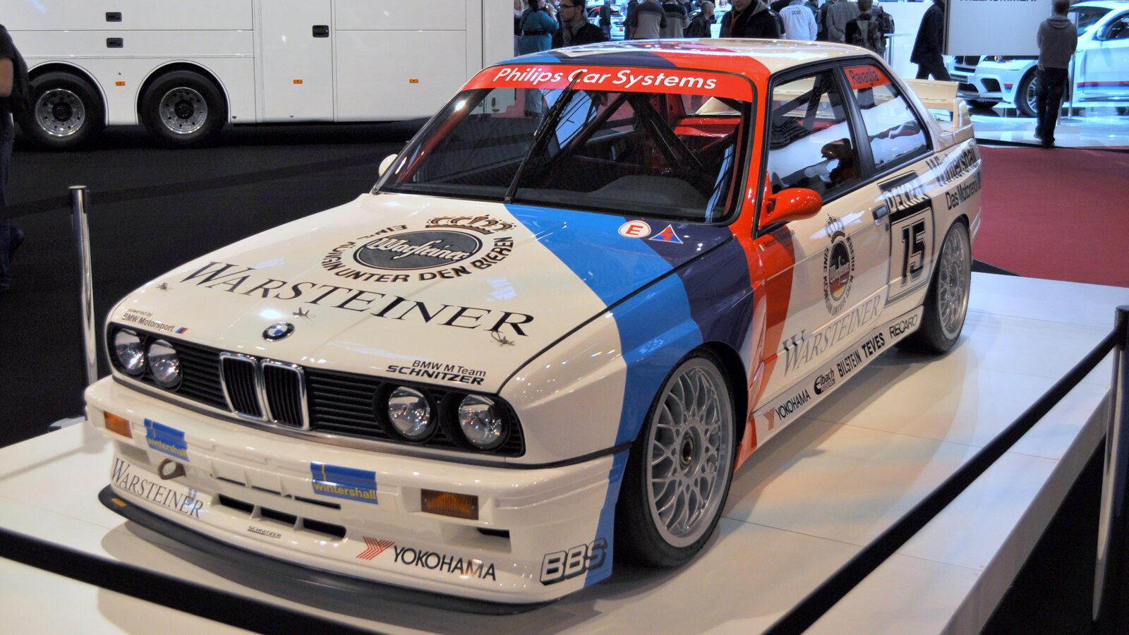 BMW M3 (E30) i vita och blå M-färger