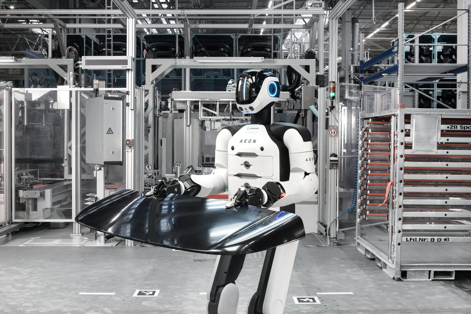Humanoid robot som hanterar en karossdel i BMW:s robotpilot i Leipzig