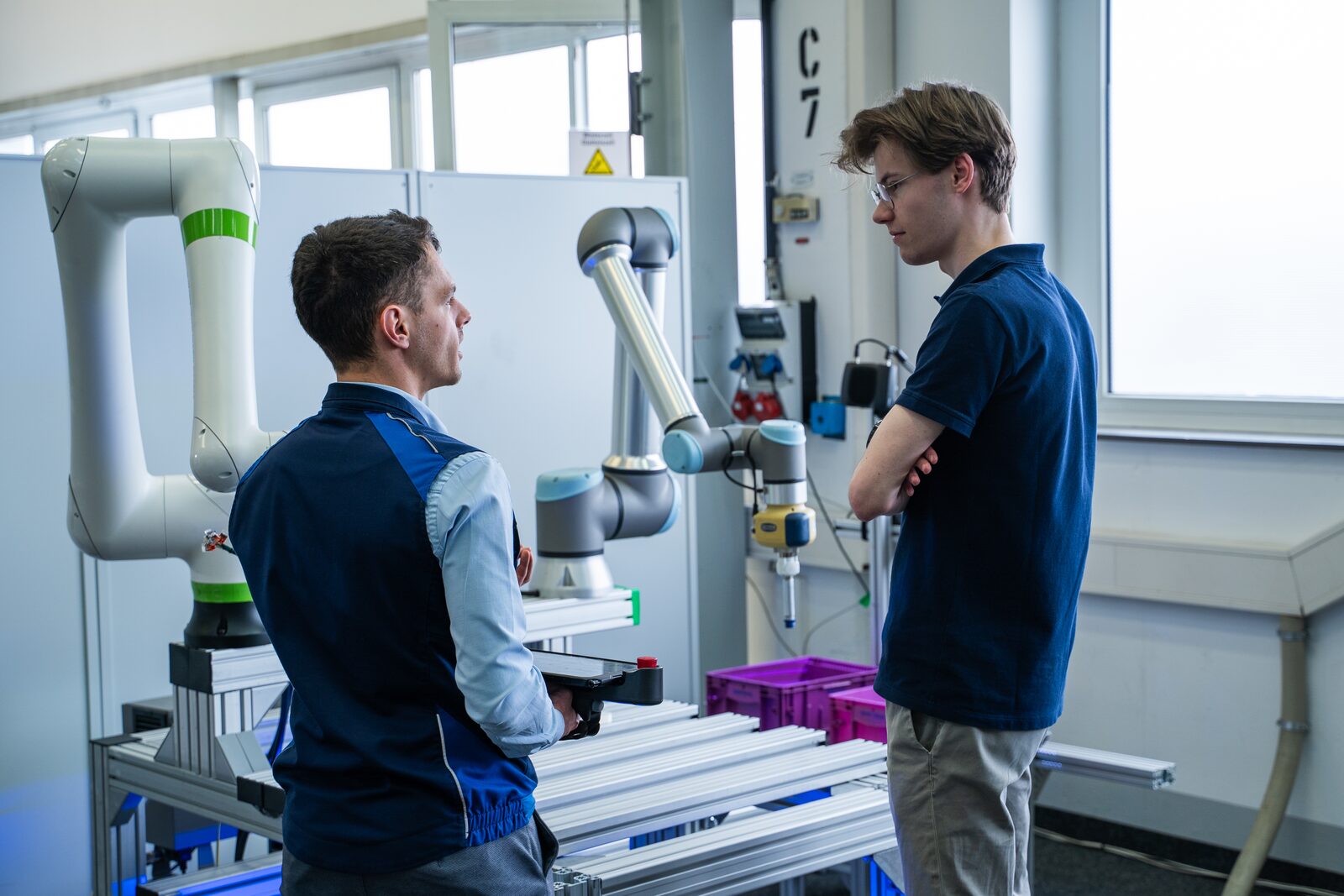 Två ingenjörer utvecklar en robotcell i BMW:s Center of Competence for Physical AI