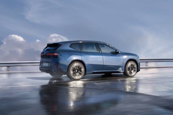 BMW iX3 i trekvartsvy bakifrån