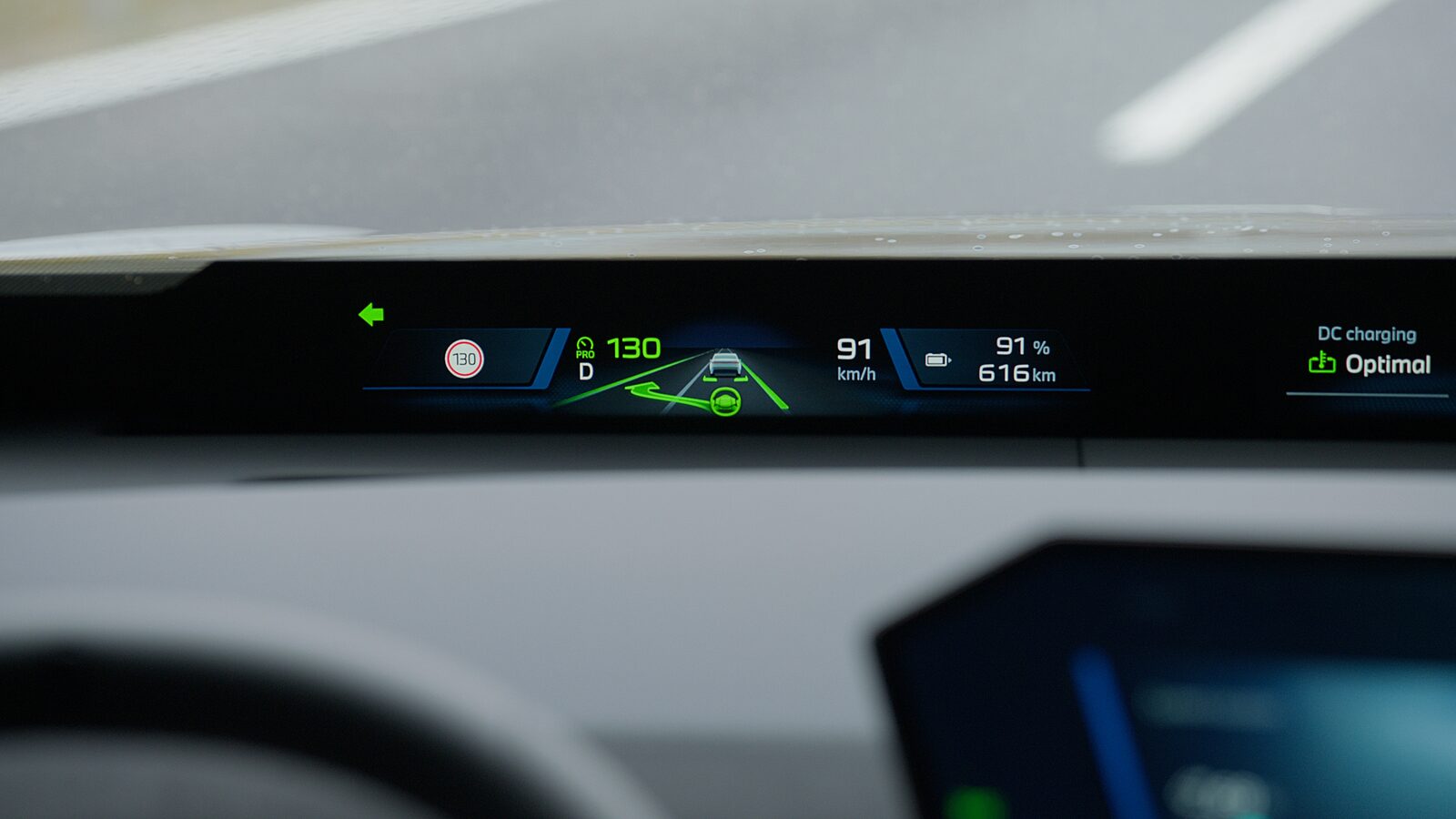 Instrumentdisplayen i BMW iX3 visar handsfree-läge i 130 km/h och ett förberett filbyte