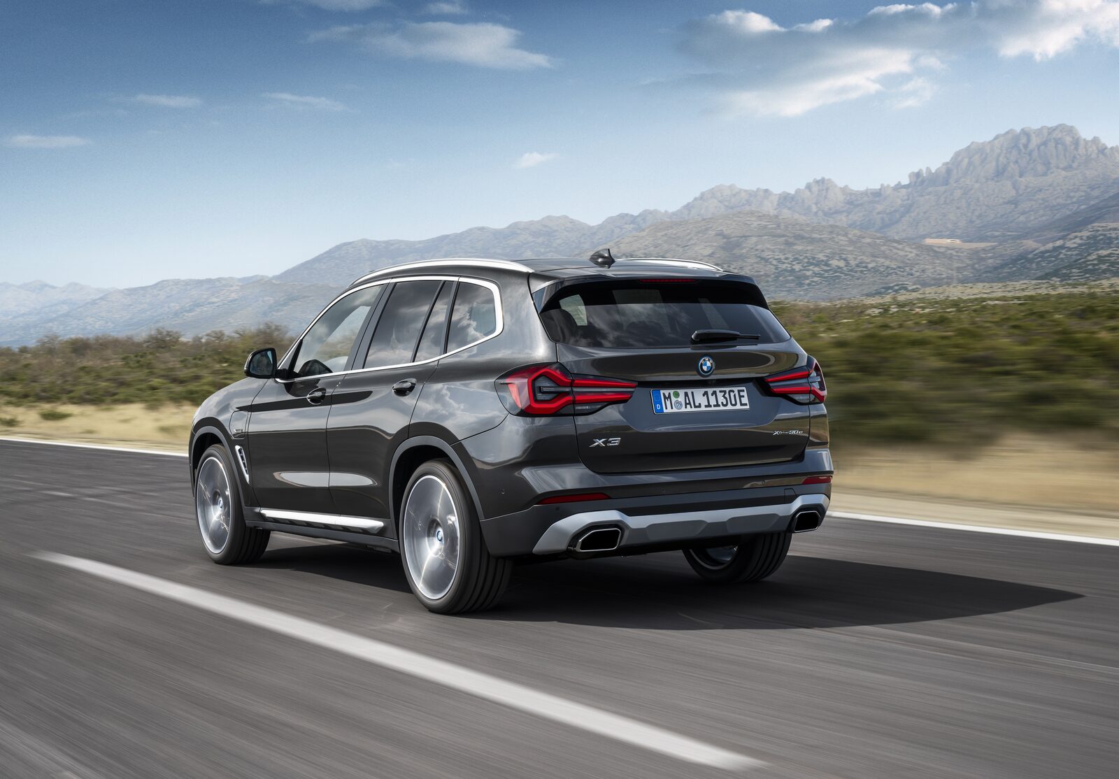 BMW X3 av generation G01 på landsväg