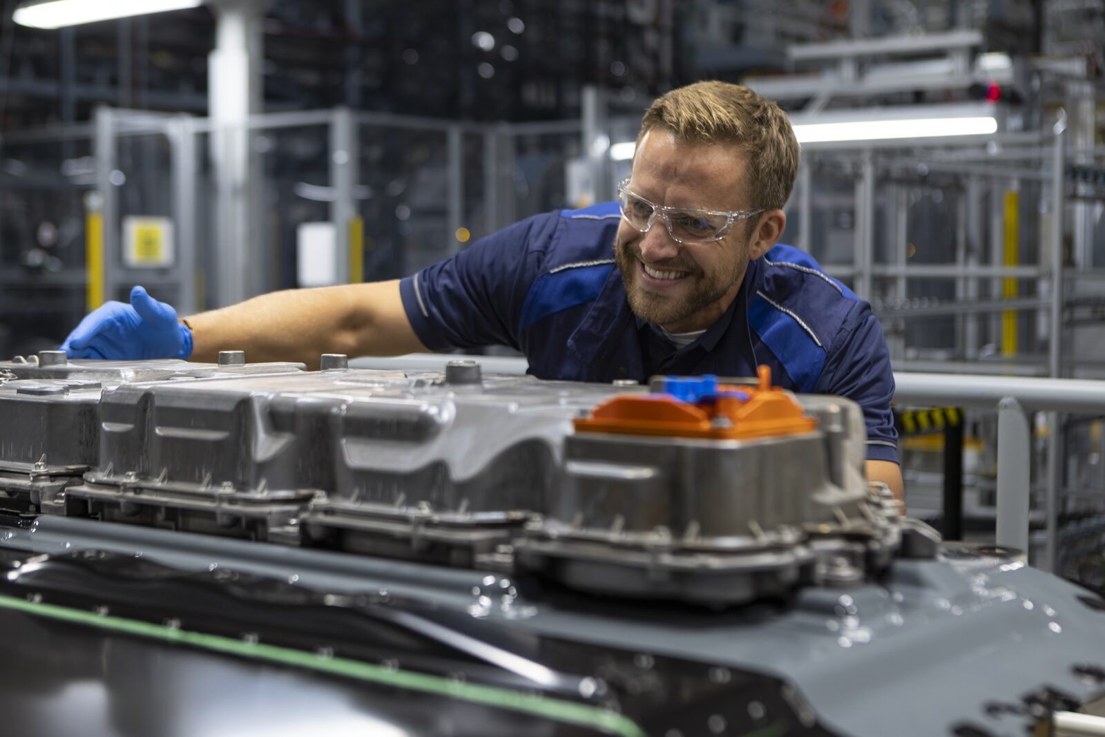BMW-medarbetare inspekterar ett Gen6-högvoltsbatteri i fabriken i Woodruff
